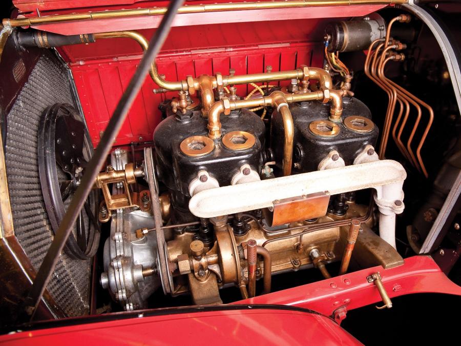 Моторный отсек Locomobile Model E Touring 1907 года  (фото 3 из 10)